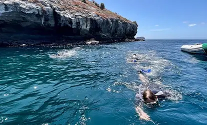 Persona haciendo snorkeling.